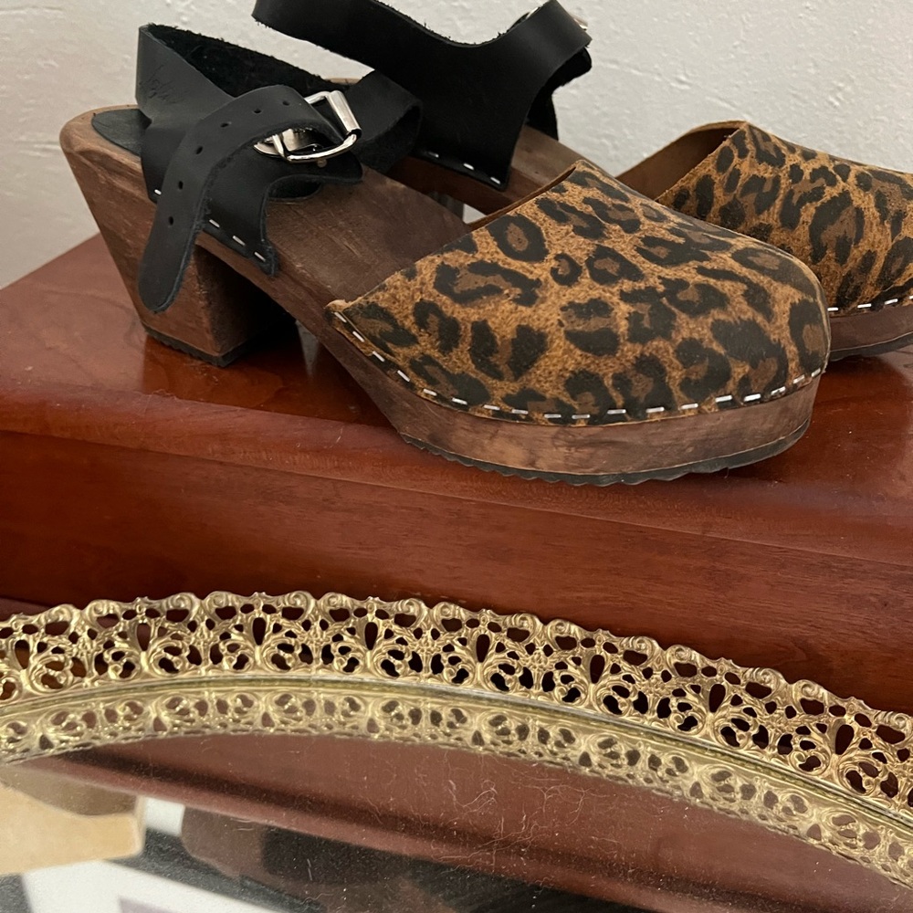 Lotta Leopard print clogs
